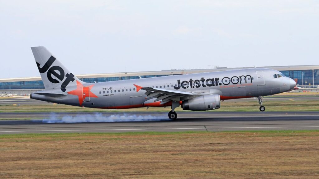 Sydney Airport Near Collision 2026: Jetstar A320 and Qatar Airways 777 Stopped on Taxiway
