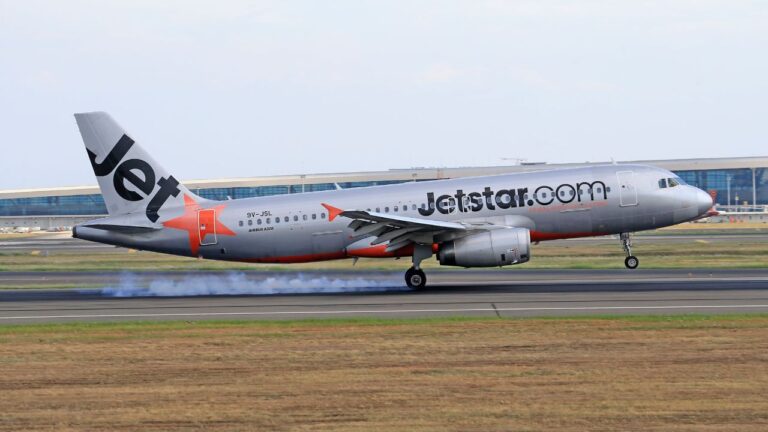 Sydney Airport Near Collision 2026: Jetstar A320 and Qatar Airways 777 Stopped on Taxiway