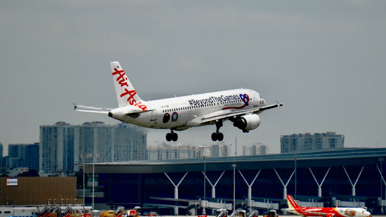 AirAsia Fuel Crisis 2026: Costs Up 66%, Stock -70%, Fernandes Says No Bailout Needed
