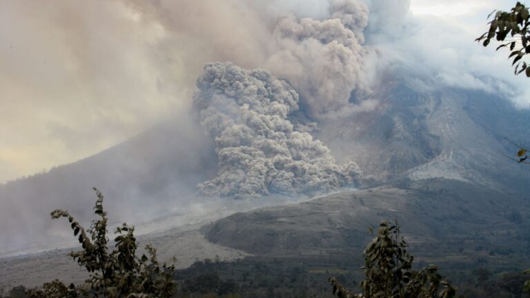 Jakarta Airport Krakatau 2026: Soekarno-Hatta Closed Until 6PM, 270,000 Stranded